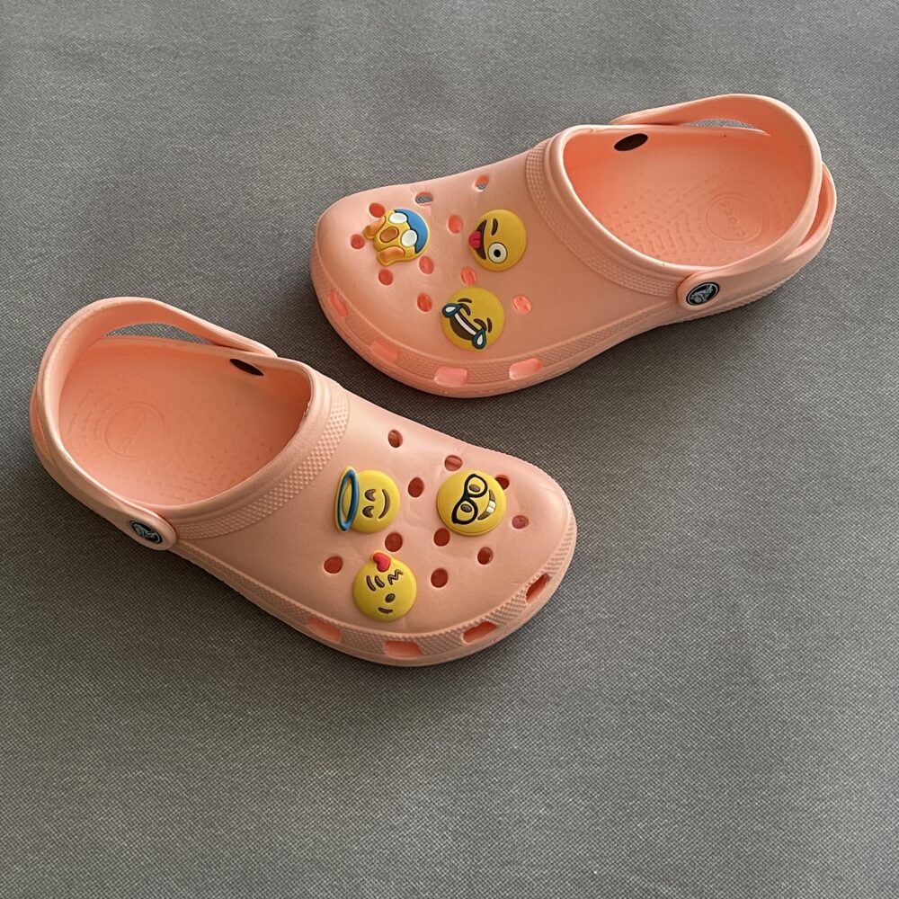 دمپایی زنانه رکابدار  کراکس کلاسیک ایموجی - رنگ هلوئی - Image 7